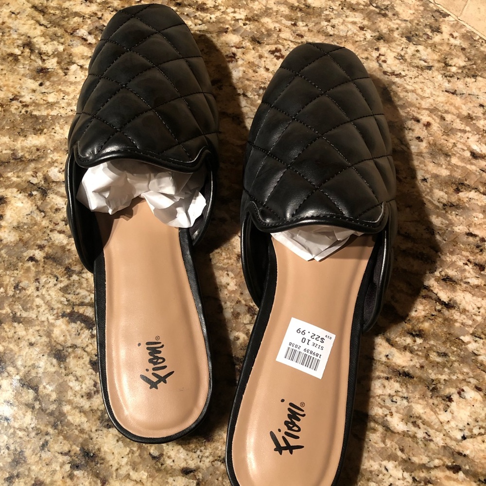 Fioni Womens Genoa Quilted Mule SIZE: 10 COLOR: BLACK WIDTH: MEDIUM